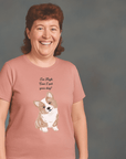  Smiling person with short curly hair wearing a pink t-shirt that features an illustration of a cute dog with the text “I’m high, can I pet your dog?” above it.          Preguntar a ChatGPT