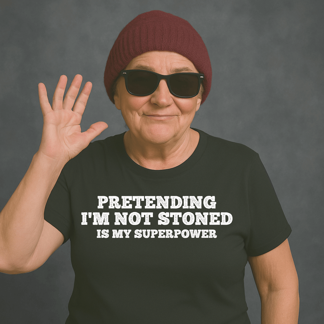 Older woman in sunglasses and beanie wearing “PRETENDING I’M NOT STONED IS MY SUPERPOWER” t-shirt, waving and smiling.          Preguntar a ChatGPT
